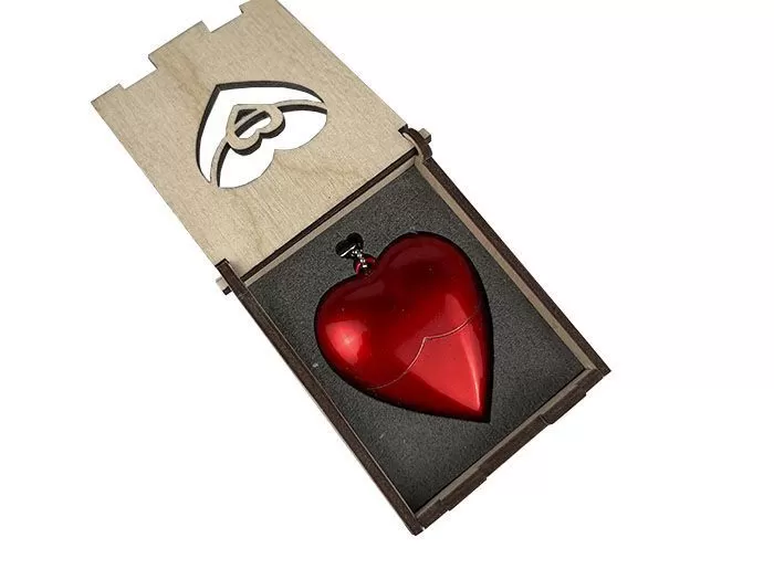 Коробка из дерева малая, прямоугольная, для флешки "Сердце" 70*55*25мм