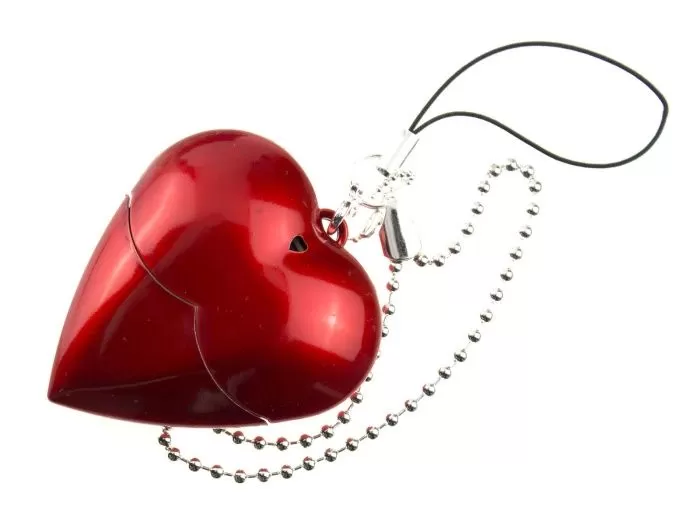 USB-флеш накопитель USBSouvenir U701A пластиковое сердце с цепочкой, красное, в деревянной коро